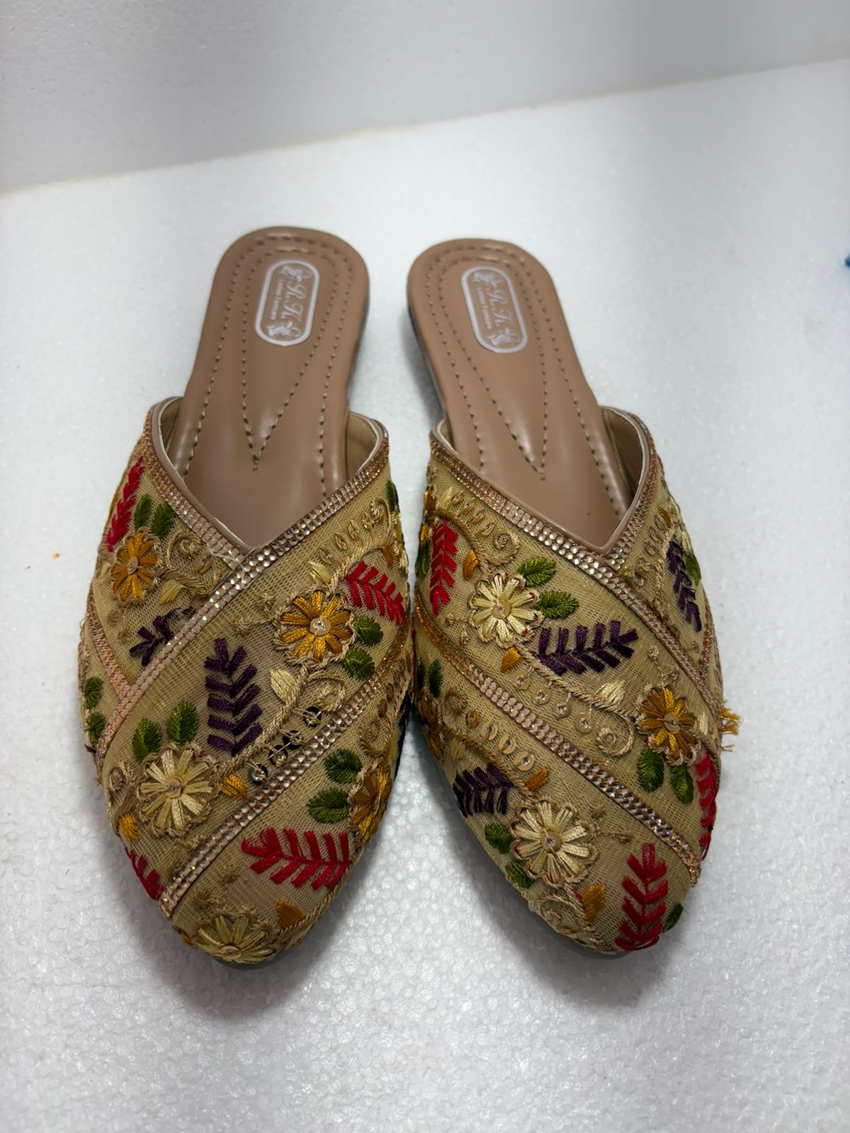 Vinayak Footwear Traditional Indian Mojari for Wedding | Sparkly Bridal Juttis for Lehenga (Copy)