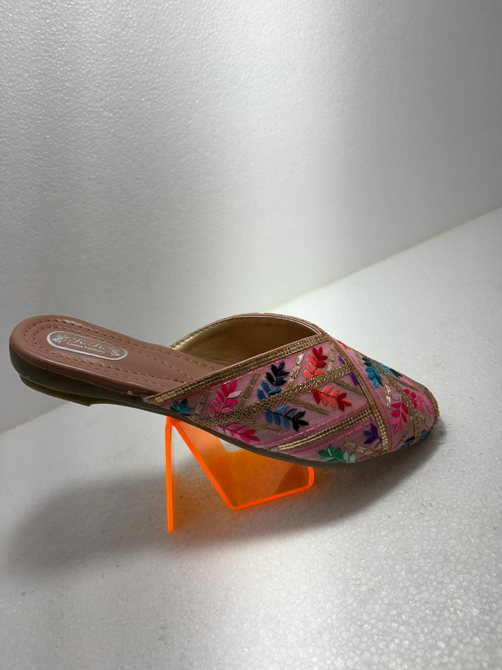 Vinayak Footwear Traditional Indian Mojari for Wedding | Sparkly Bridal Juttis for Lehenga