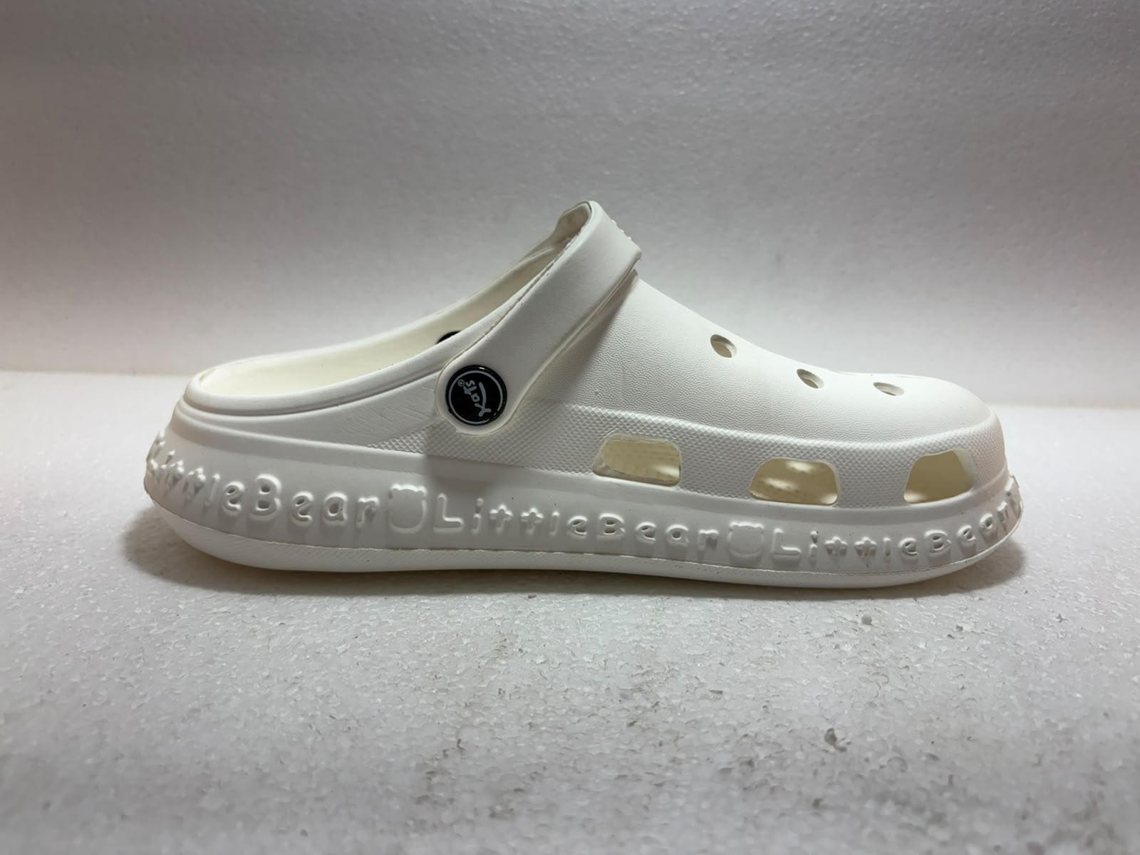 Ultra-Comfortable White Clogs for Men & Women – Lightweight, Breathable & Anti-Slip Daily Wear Sandals